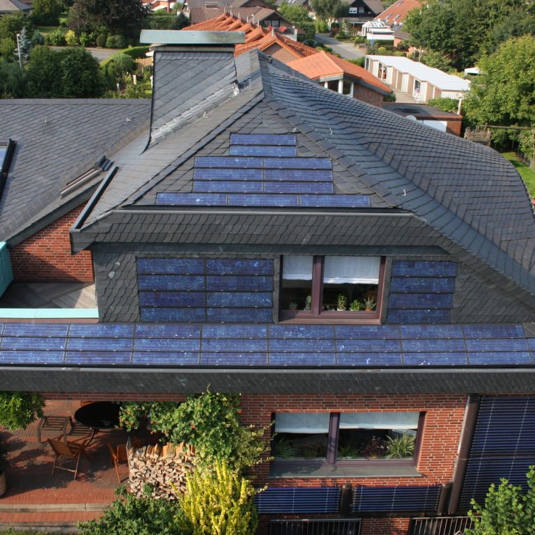 Bild zeigt eine PV-Anlage in Dach und Fassade